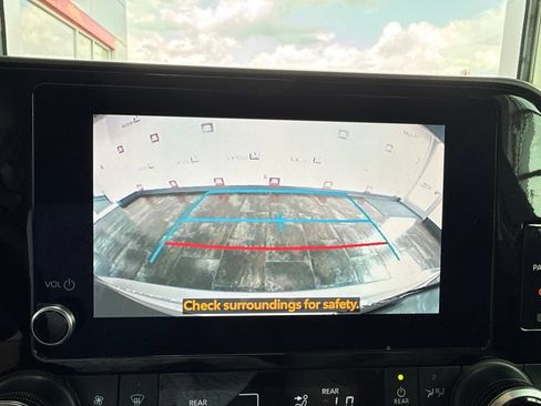 Used 2024 Toyota Highlander LE AWD/4WD image 30