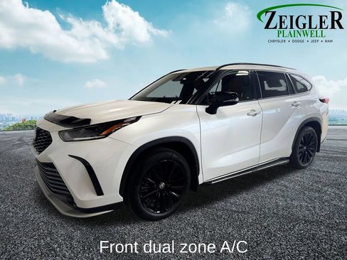 Used 2024 Toyota Highlander Platinum AWD/4WD image 2