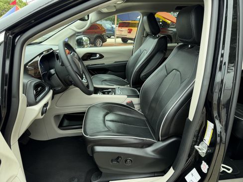 Used 2024 Chrysler Pacifica Limited image 17