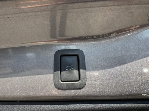 Used 2017 Toyota Highlander SE image 37