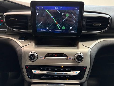 Used 2022 Ford Explorer XLT w/ Equipment Group 202A AWD/4WD image 16