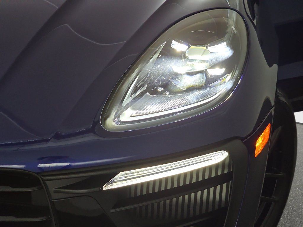 Used 2025 Porsche Macan GTS AWD/4WD image 33