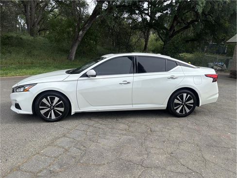 Used 2020 Nissan Altima 2.5 SV image 3