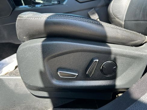 Used 2018 Ford Explorer XLT w/ Equipment Group 202A AWD/4WD image 9