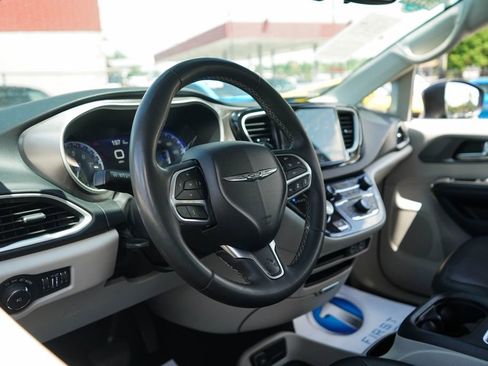 Used 2023 Chrysler Pacifica Touring-L FWD image 5