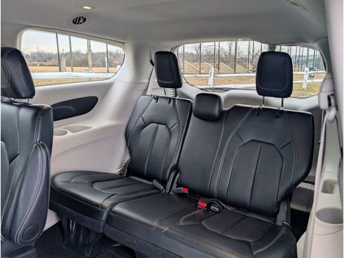 Used 2024 Chrysler Pacifica Touring-L image 17
