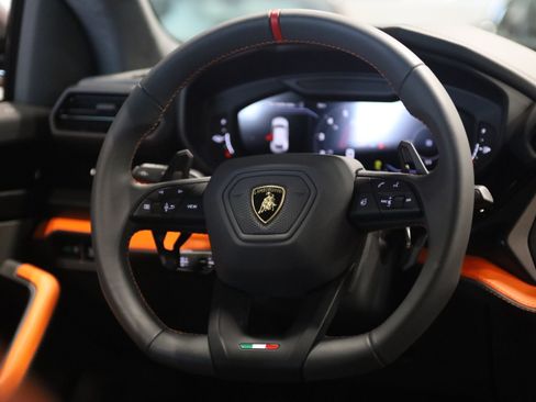 Used 2025 Lamborghini Urus SE AWD/4WD image 22