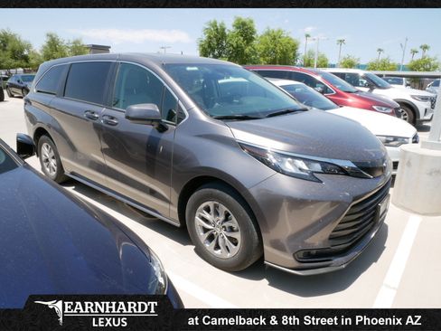 Used 2023 Toyota Sienna LE FWD image 1