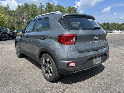 Used 2024 Hyundai Venue SEL FWD image 6