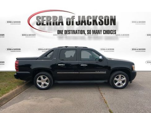 Used 2011 Chevrolet Avalanche LTZ AWD/4WD image 8