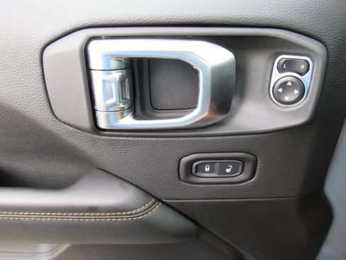 Used 2025 Jeep Gladiator Sport AWD/4WD image 23
