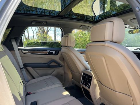 Certified 2022 Porsche Cayenne Platinum Edition image 22