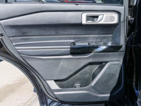 Used 2022 Ford Explorer Platinum w/ Technology Package image 16