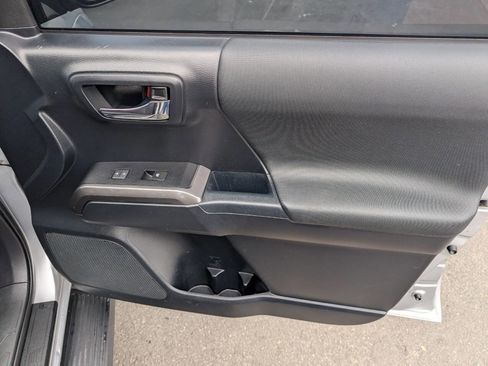 Used 2018 Toyota Tacoma TRD Sport w/ Technology Package image 36