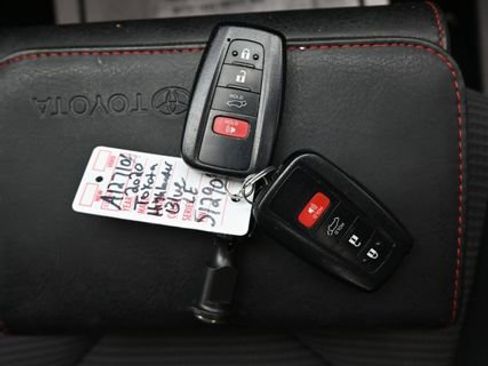 Used 2020 Toyota Highlander LE image 12