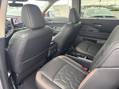 New 2026 Nissan Pathfinder Platinum AWD/4WD image 17