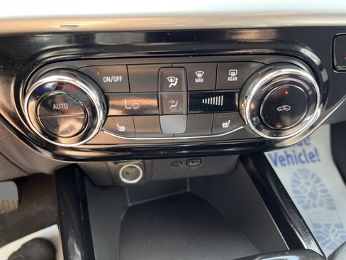 Used 2025 Chevrolet Trax LT w/ LT Convenience Package FWD image 23