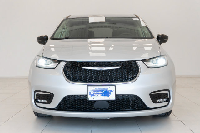 Used 2024 Chrysler Pacifica Touring-L FWD image 25