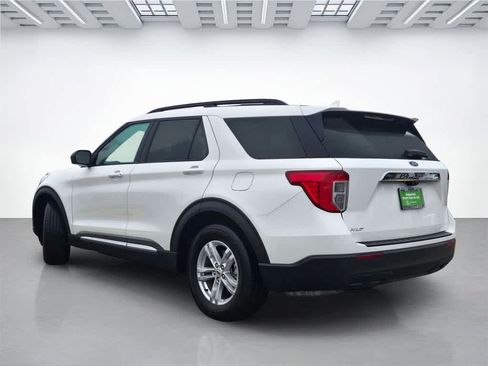 Used 2023 Ford Explorer XLT image 4
