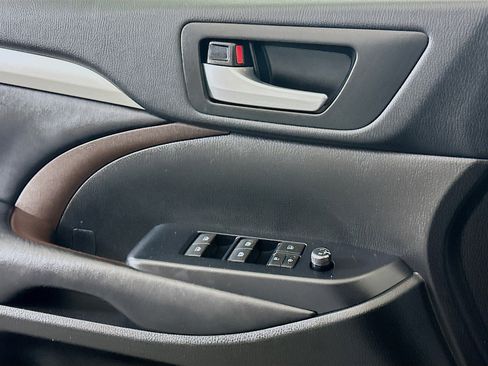 Used 2018 Toyota Highlander XLE image 15