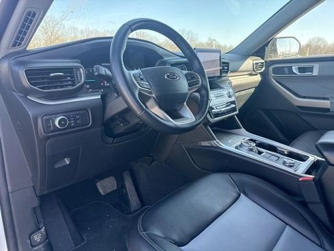 Used 2022 Ford Explorer XLT w/ Equipment Group 202A image 12
