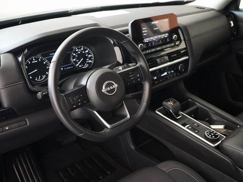 Used 2024 Nissan Pathfinder SV image 3