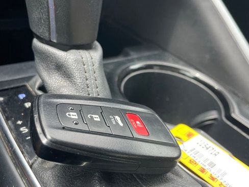 Used 2020 Toyota Camry SE w/ Convenience Package FWD image 12