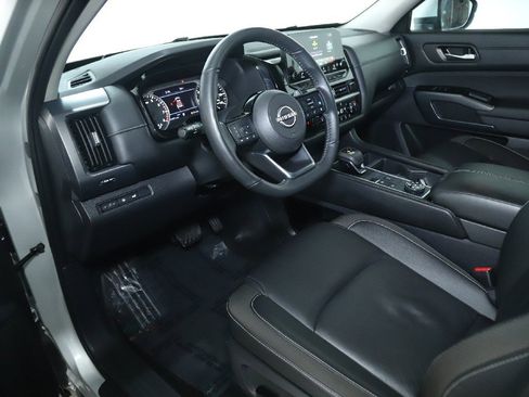 Certified 2025 Nissan Pathfinder SL image 18