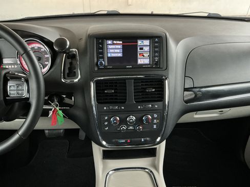 Used 2016 Dodge Grand Caravan SXT image 9