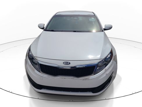 Used 2011 Kia Optima LX w/ Convenience Pkg FWD image 2