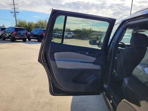 Used 2025 Chevrolet Traverse LT image 30