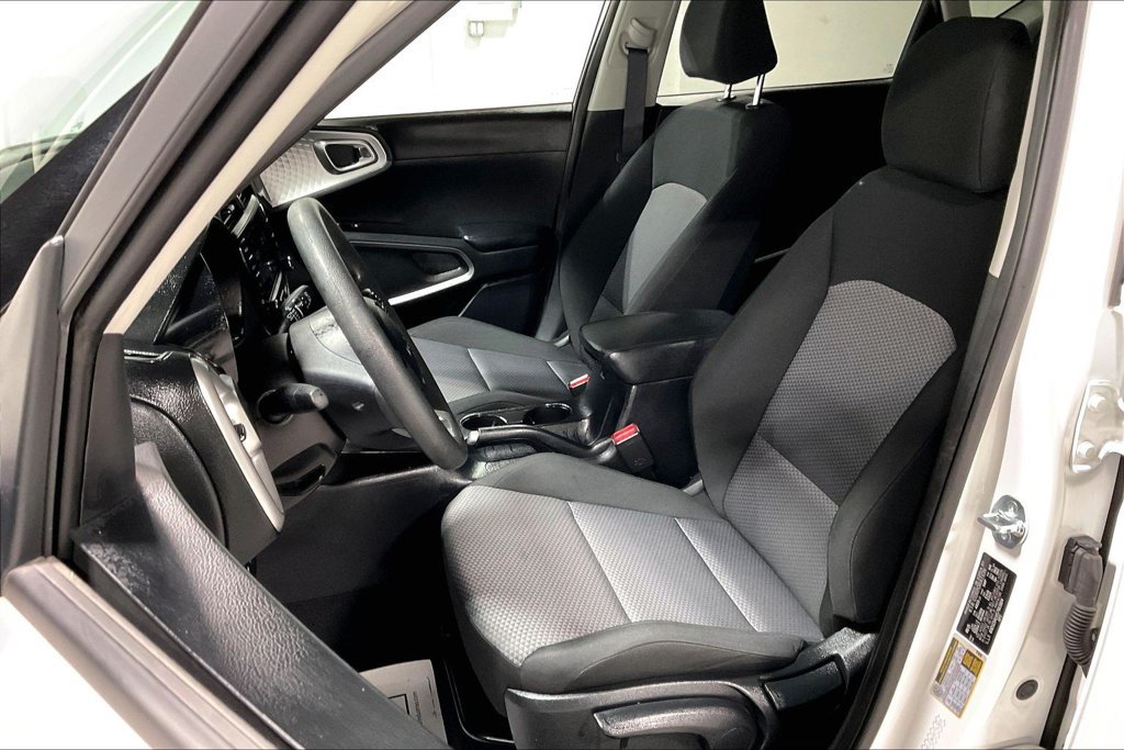 Used 2025 Kia Soul LX w/ LX Technology Package FWD image 31