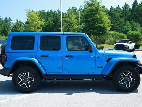 Used 2026 Jeep Wrangler Unlimited Sahara AWD/4WD image 3
