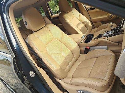 Used 2015 Porsche Cayenne Diesel w/ Premium Package image 7