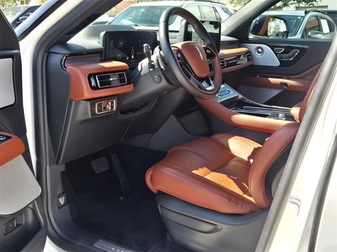 Used 2025 Lincoln Aviator Reserve w/ Luxury Package image 12