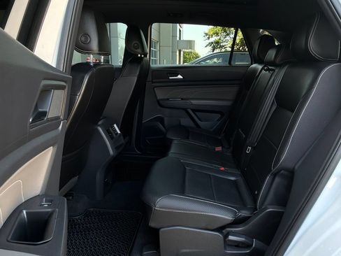 Used 2022 Volkswagen Atlas Cross Sport SE FWD image 12