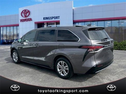 Certified 2023 Toyota Sienna Platinum image 3