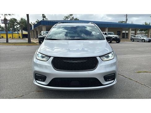 Used 2023 Chrysler Pacifica Limited w/ Uconnect Theater Family Group FWD image 9