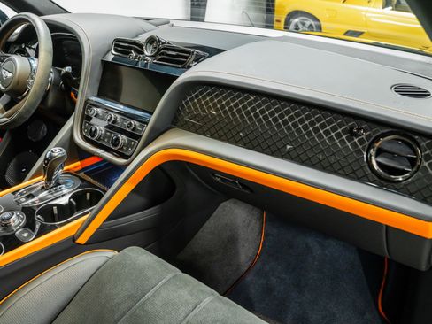 Used 2025 Bentley Bentayga image 13