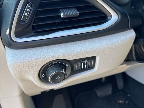 Used 2024 Chrysler Pacifica Touring-L image 10