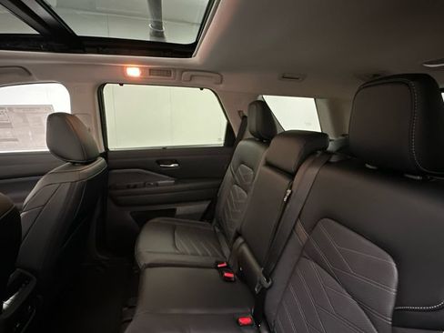 Certified 2024 Nissan Pathfinder Platinum w/ Black Appearance Package AWD/4WD image 10