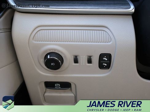 Used 2024 Jeep Wagoneer Series II w/ Flexible Seating Group RWD image 32