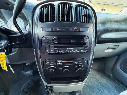 Used 2006 Dodge Grand Caravan SXT FWD image 27