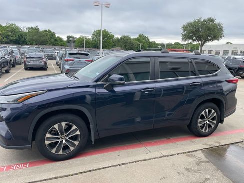 Used 2023 Toyota Highlander XLE FWD image 5