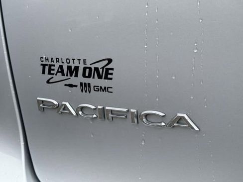 Used 2023 Chrysler Pacifica Touring-L image 7