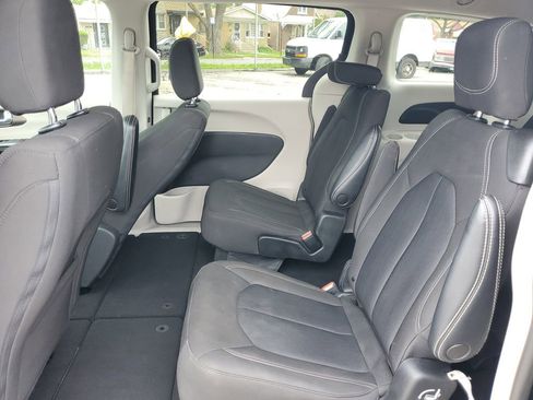 Used 2023 Chrysler Voyager LX FWD image 9