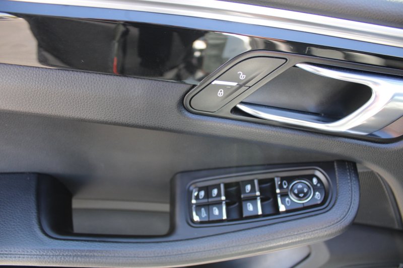 Used 2018 Porsche Macan AWD/4WD image 19