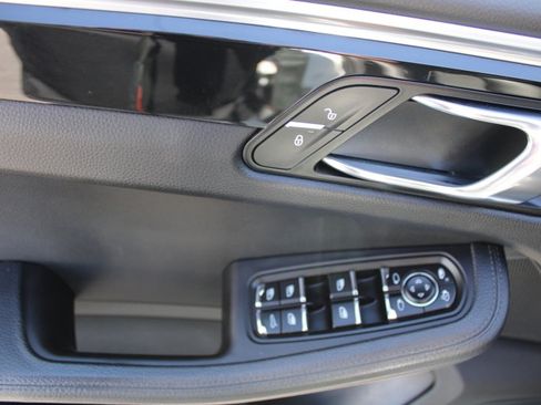 Used 2018 Porsche Macan image 19