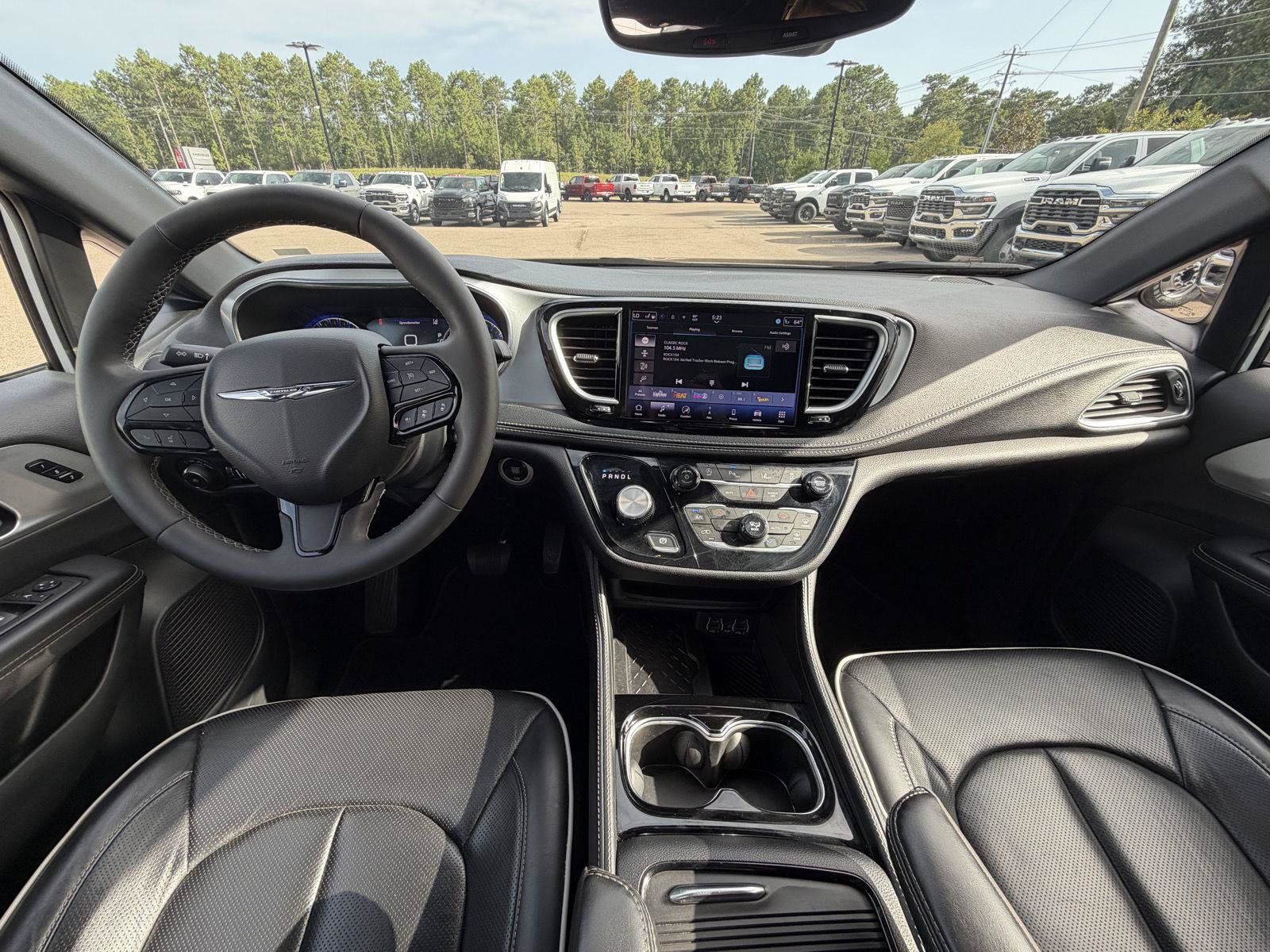 Used 2025 Chrysler Pacifica Limited FWD image 7