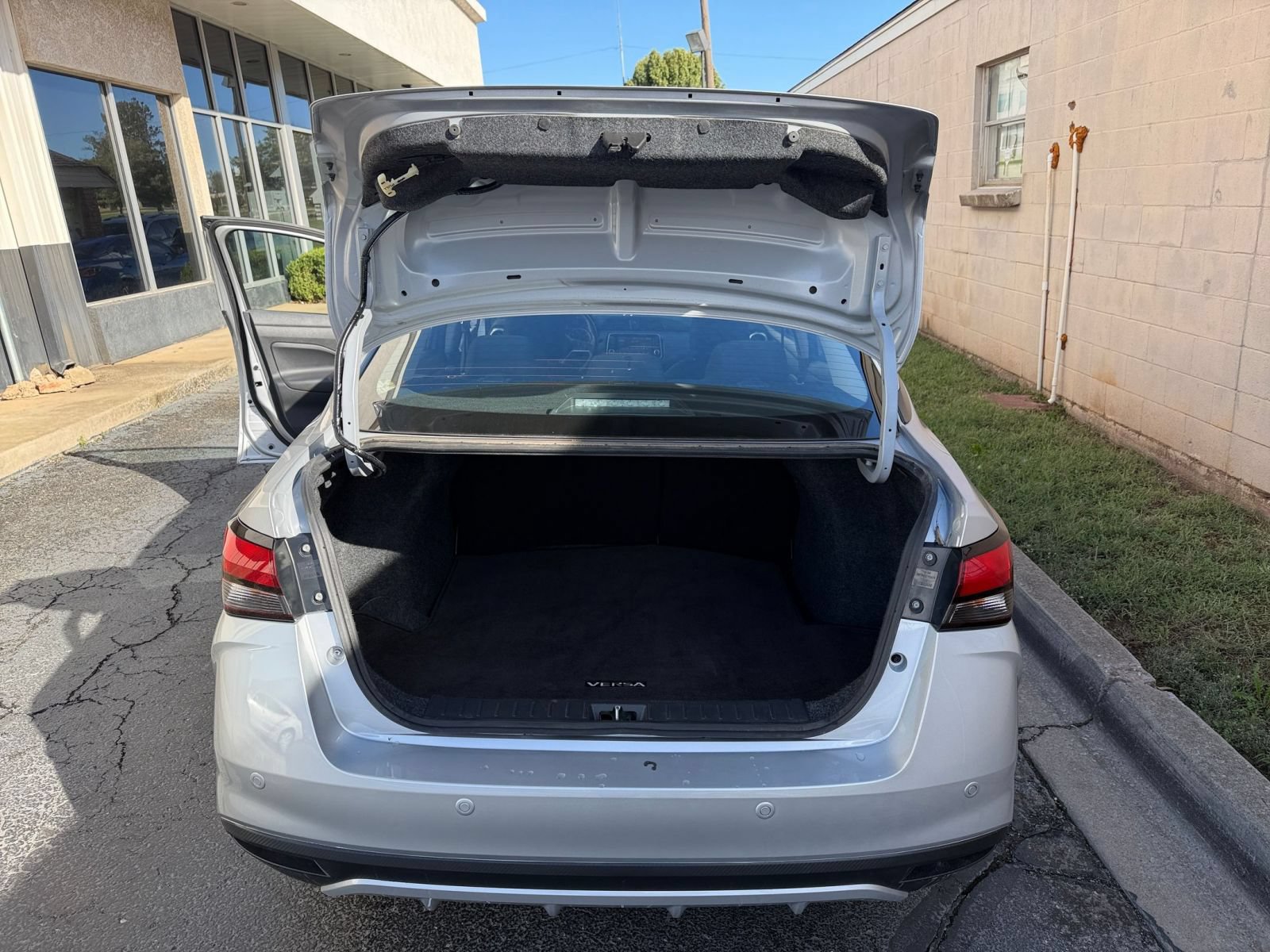 Used 2025 Nissan Versa SV FWD image 28